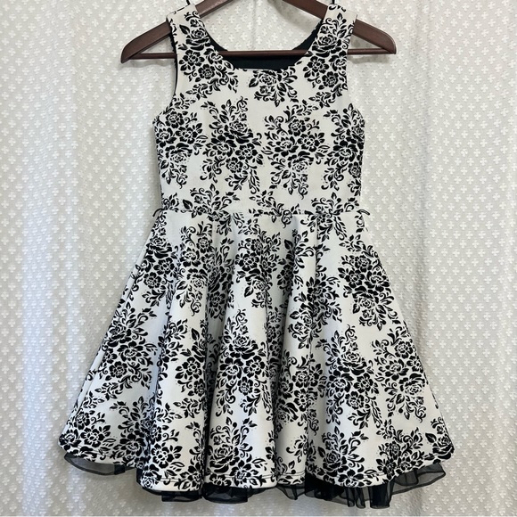 Knitworks Other - Knitworks black and white floral with silver sparkles size 10